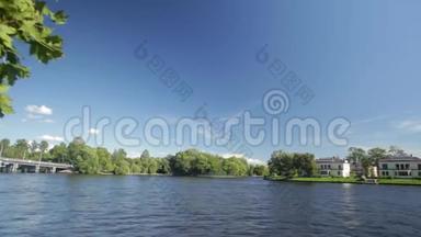 圣彼得堡附近普希金公园池塘岸边的宫殿。 圣彼得堡的<strong>湖岸</strong>
